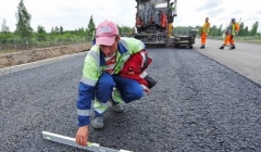 В России рассмотрят возможность строительства дорог из пластика.